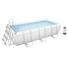 Rechteckiger Bestway Power Steel Rahmenpool mit Sicherheitsleiter und Sandfilterpumpe. Innen mit Mosaikmuster und stützendem Stahlrahmen.