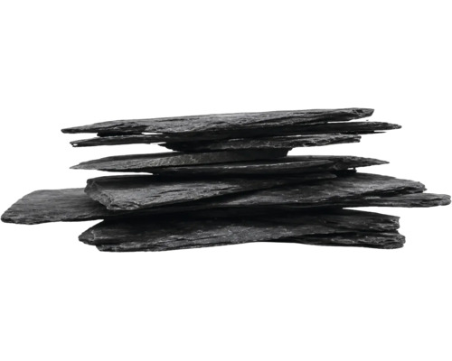 Stapel aus flachen, dunklen Natursteinplatten mit bruchrauen Kanten.