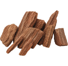 Rotbraune dekorative Holzstücke mit grober Struktur.