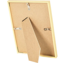 Rückansicht eines Bilderrahmens mit MDF-Rückwand, integriertem Aufsteller und Metall-Aufhängern.