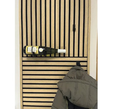 Wandpaneel aus Holzlamellen mit integriertem Weinflaschenhalter und Kleiderhaken.