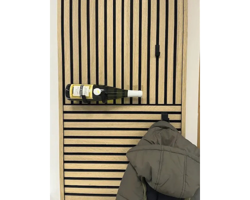 Wandpaneel aus Holzlamellen mit integriertem Weinflaschenhalter und Kleiderhaken.