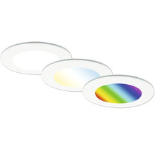Drei runde LED Einbaustrahler mit unterschiedlichen Lichtfarben für die Deckenbeleuchtung.