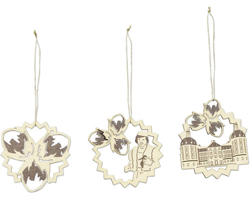 Drei Weihnachtsbaumanhänger aus Holz mit Motiven aus Drei Haselnüsse für Aschenbrödel: Haselnüsse, Aschenbrödel mit Taube und Schloss Moritzburg.