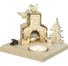Teelichthalter aus Holz mit Haus, Tannenbaum, Vögeln und Holzstapel auf quadratischem Sockel.