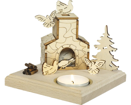Teelichthalter aus Holz mit Haus, Tannenbaum, Vögeln und Holzstapel auf quadratischem Sockel.