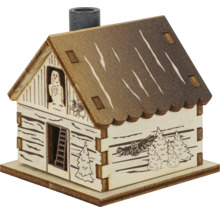 Kleines dekoratives Holzhaus mit Naturmotiven wie Eulen und Tannen, inklusive Schornstein und Leiter am Eingangsbereich.