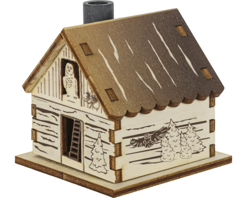 Kleines dekoratives Holzhaus mit Naturmotiven wie Eulen und Tannen, inklusive Schornstein und Leiter am Eingangsbereich.