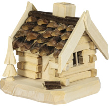 Dekorative Miniatur-Blockhütte aus Holz mit einem Dach aus Zapfenschuppen und einer kleinen geschnitzten Holzfigur in Tannenform.