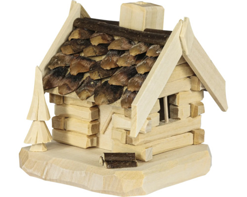 Dekorative Miniatur-Blockhütte aus Holz mit einem Dach aus Zapfenschuppen und einer kleinen geschnitzten Holzfigur in Tannenform.