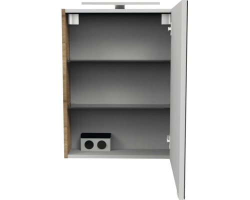 Offener Spiegelschrank für das Badezimmer mit zwei Glaseinlegeböden, integrierter Doppelsteckdose und LED-Aufsatzleuchte.