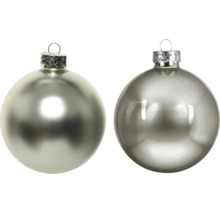 Zwei Weihnachtskugeln aus Glas, eine matt und eine glänzend, mit silberner Aufhängung.