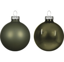 Zwei olivgrüne Weihnachtskugeln, eine matt und eine glänzend, mit silberfarbenen Aufhängern.