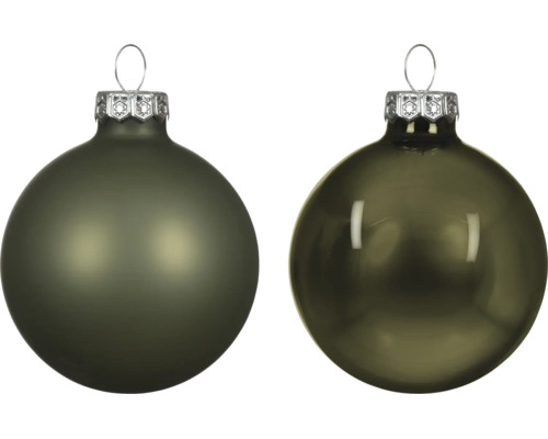 Zwei olivgrüne Weihnachtskugeln, eine matt und eine glänzend, mit silberfarbenen Aufhängern.