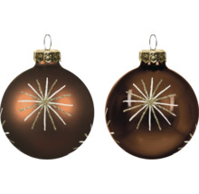 Zwei braune Weihnachtskugeln aus Glas mit Sternmuster in Weiß und Gold-Glitzer, eine glänzende und eine matte Oberfläche.