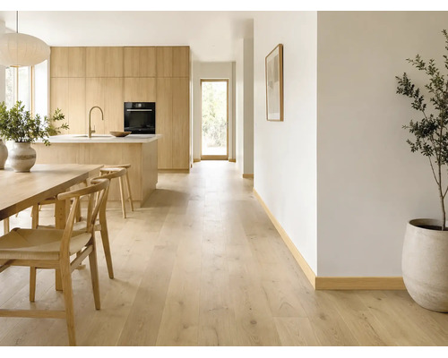 Moderne Küche und Essbereich mit hellem Holzfußboden, passenden Küchenschränken aus Holz und einer Kücheninsel. Hell, geräumig und minimalistisch.