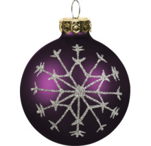 Weihnachtskugel Lila mit silbernem Glitzer-Schneeflockenmotiv und goldfarbener Kappe.
