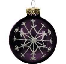 Dunkelviolette Weihnachtskugel aus Glas mit einer großen silbernen Glitzer-Schneeflocke und goldfarbenem Aufhänger.