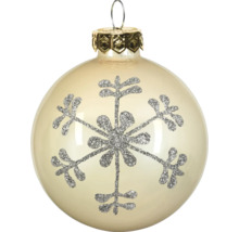 Cremefarbene Christbaumkugel aus Glas mit silbernem, glitzerndem Schneeflocken-Dekor und goldener Kappe.