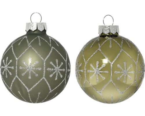Zwei grüne Christbaumkugeln aus Glas mit silbernem Glitzermuster aus Schneeflocken und Rauten, eine matt und eine glänzend.