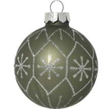 Grüne Weihnachtsbaumkugel aus Glas mit silbernem Glitzermuster aus Schneeflocken und Rauten.