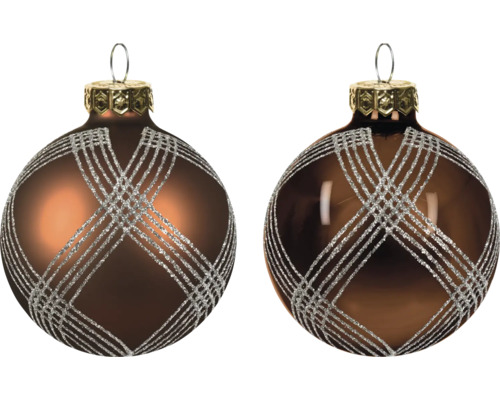 Zwei braune Christbaumkugeln mit silbernem Glitzermuster, eine matt und eine glänzend.
