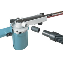 Elektrische Bandfeile mit Anschluss für Staubabsaugung, Adapter und Staubsaugerschlauch.
