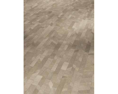 Parkettboden aus hellem Holz mit einem geometrischen Mosaikmuster.