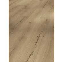 Laminatboden in Eichenoptik mit ausgeprägter Holzmaserung, Astlöchern und Rissen im Landhausdielen-Stil.