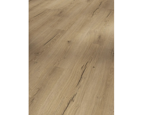 Laminatboden in Eichenoptik mit ausgeprägter Holzmaserung, Astlöchern und Rissen im Landhausdielen-Stil.