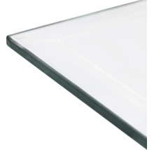 Detailansicht einer Glaskante mit Fassettenschliff.