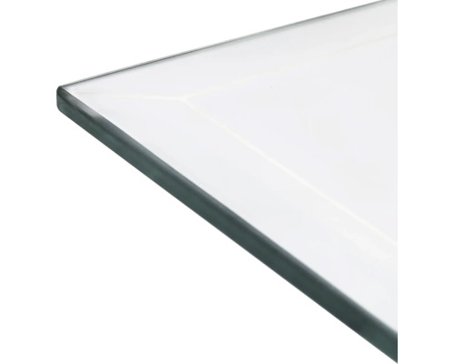 Detailansicht einer Glaskante mit Fassettenschliff.