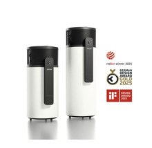 Zwei weiße Stiebel Eltron Warmwasser-Wärmepumpen mit Red Dot Winner 2025, German Design Award Gold 2025 und iF Design Award 2025.