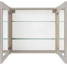 Offener Badezimmer-Spiegelschrank mit zwei Glaseinlegeböden und zwei Spiegeltüren.