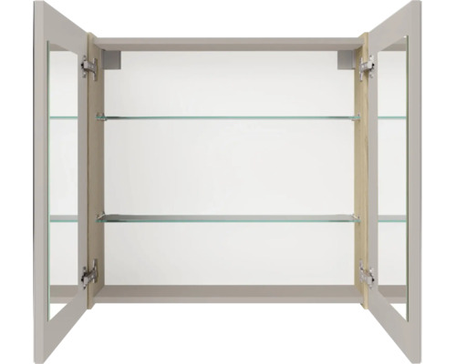 Offener Badezimmer-Spiegelschrank mit zwei Glaseinlegeböden und zwei Spiegeltüren.