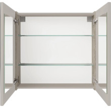 Badezimmer-Spiegelschrank mit zwei geöffneten Türen und zwei Glaseinlegeböden im Inneren.