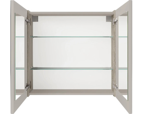 Badezimmer-Spiegelschrank mit zwei geöffneten Türen und zwei Glaseinlegeböden im Inneren.