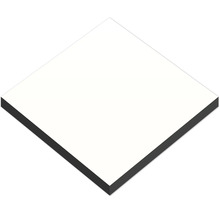 Quadratische weiße Bauplatte mit dunklem Kern.