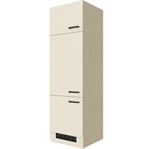 Küchenhochschrank mit drei hellen Fronten, Korpus in Holzoptik, schwarzen Griffen und Lüftungsgitter im Sockelbereich.