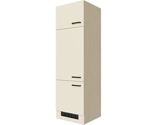 Küchenhochschrank mit drei hellen Fronten, Korpus in Holzoptik, schwarzen Griffen und Lüftungsgitter im Sockelbereich.