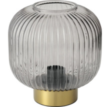 Moderne Tischleuchte mit geriffeltem Schirm aus Rauchglas und rundem Fuß in Messing-Optik.