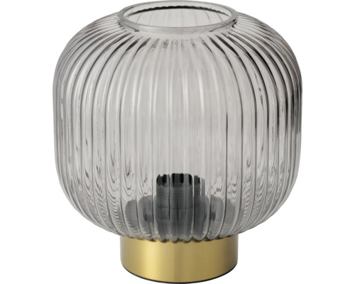 Moderne Tischleuchte mit geriffeltem Schirm aus Rauchglas und rundem Fuß in Messing-Optik.