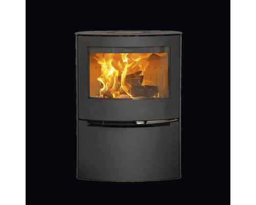 Moderner Kaminofen aus schwarzem Stahl mit großer Sichtscheibe und brennendem Holzfeuer.