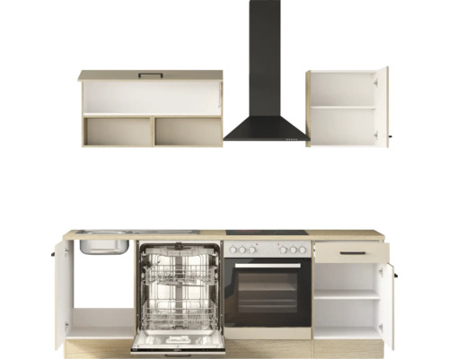 Moderne Küchenzeile in Holzoptik inklusive Geschirrspüler, Backofen, Kochfeld, Spüle und Dunstabzugshaube.