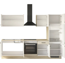 Modulare Küchenzeile mit hellen Fronten und Holzoptik, inklusive Backofen, Kochfeld, Dunstabzugshaube und geöffnetem Kühlschrank.