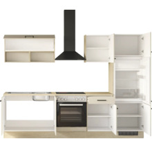 Moderne Küchenzeile in Eichenoptik und Weiß inklusive Backofen, Kochfeld, Dunstabzugshaube, Spüle und Schränken mit teilweise offenen Türen.