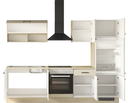 Moderne Küchenzeile in Eichenoptik und Weiß inklusive Backofen, Kochfeld, Dunstabzugshaube, Spüle und Schränken mit teilweise offenen Türen.