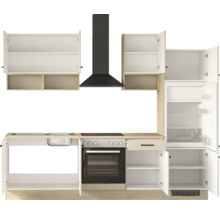 Moderne Küchenzeile in heller Holzoptik mit Einbaubackofen, Spüle, schwarzer Dunstabzugshaube und Kühlschrank mit geöffneter Tür.