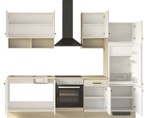 Moderne Küchenzeile in heller Holzoptik mit Einbaubackofen, Spüle, schwarzer Dunstabzugshaube und Kühlschrank mit geöffneter Tür.