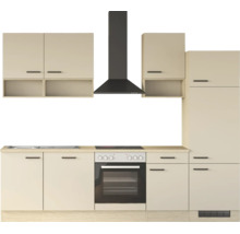 Moderne Küchenzeile mit beigen Fronten, schwarzen Griffen, Elektroherd, Dunstabzugshaube, Spüle und Hochschrank.